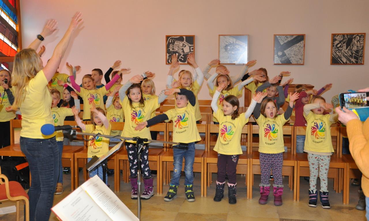 Eine Gruppe von Kindern in gelben T-Shirts und passenden T-Shirts